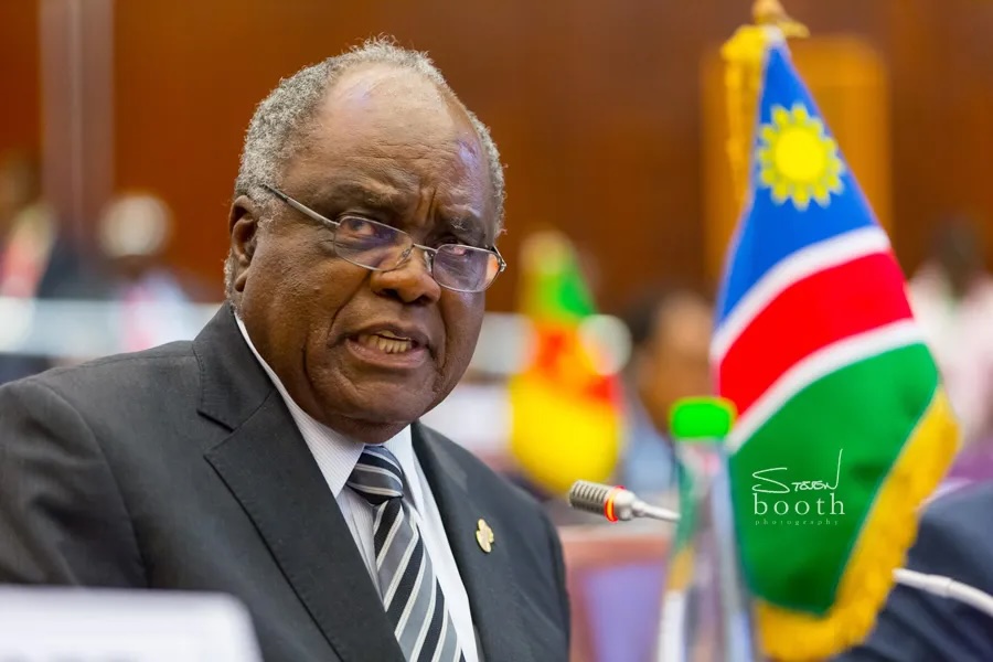 “Vergonha para Angola”: Ex-presidente da Namíbia denuncia presença de crianças angolanas pedindo esmola na fronteira